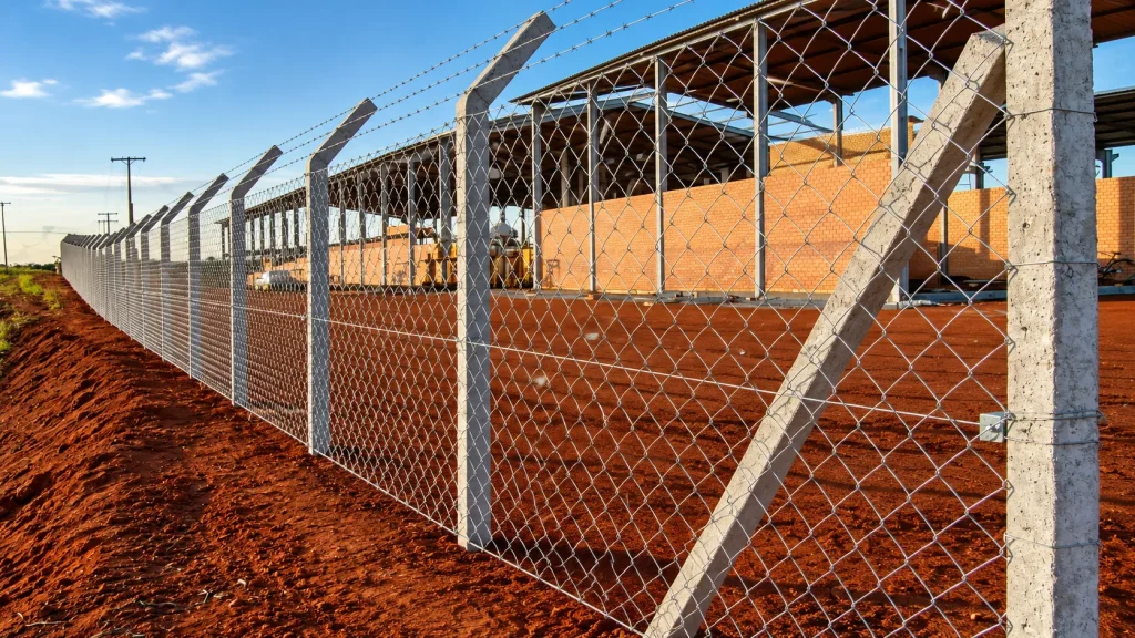 Artefatos de concreto: cerca com palanques em propriedade rural