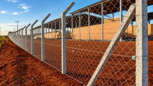 Artefatos de concreto: cerca com palanques em propriedade rural